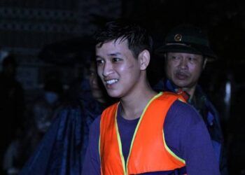 nam sinh vien lao vao dong nuoc xiet cuu nguoi dung trong dem Nam sinh viên Đà Nẵng liều mình lao vào dòng lũ cứu người trong đêm Nam sinh viên lao vào dòng nước xiết cứu người dưng trong đêm