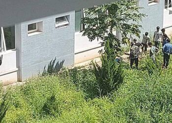 Nam thanh niên rơi từ tầng 7 bệnh viện xuống đất tử vong