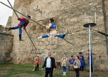 Ngôi làng kỳ lạ, nơi duy nhất mọi người đều có thể đi trên dây