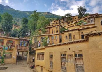 Ngôi làng nghìn năm tuổi đẹp như trong truyện cổ tích, mái nhà trở thành đường đi cho du khách