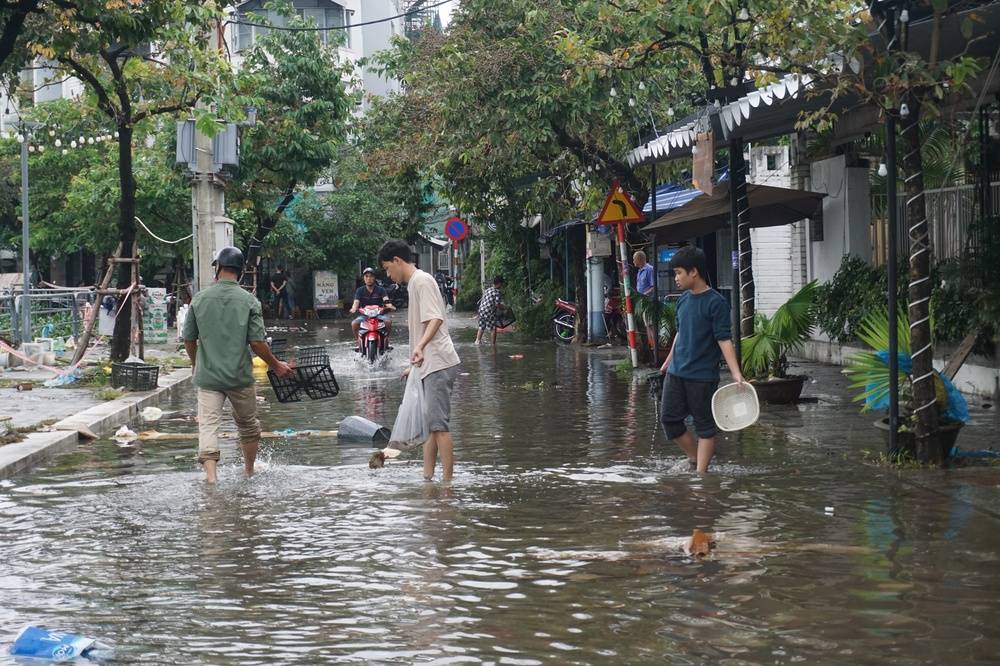 Người dân Đà Nẵng rủ nhau bắt cá trên đường phố sau mưa