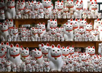 Nguồn gốc và ý nghĩa bất ngờ của 'chú mèo vẫy khách' cầu may nổi tiếng trong văn hóa Nhật Bản