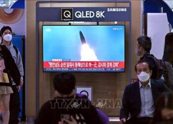 Nhật Bản cảnh báo người dân ở yên trong nhà sau khi Triều Tiên phóng tên lửa qua không phận nước này