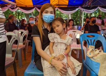 Nhờ ngủ say, bé gái sống sót thần kỳ trong vụ xả súng ở Thái Lan