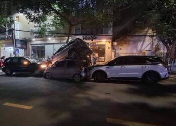 o to chong len nhau sau cu tong lien hoan o nha trang cong an truy tim tai xe Nha Trang: Ô tô chồng lên nhau sau va chạm liên hoàn Ô tô chồng lên nhau sau cú tông liên hoàn ở Nha Trang: Công an truy tìm tài xế