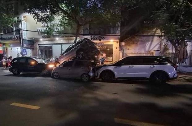 Ô tô chồng lên nhau sau cú tông liên hoàn ở Nha Trang: Công an truy tìm tài xế