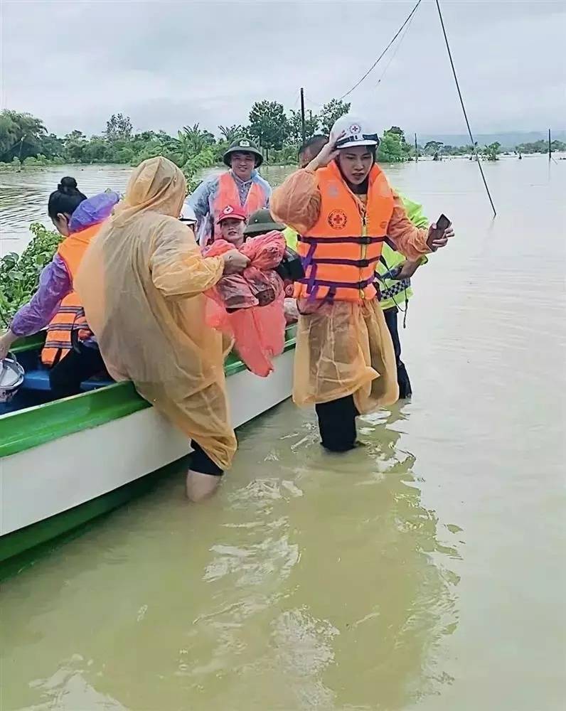 Phan Anh, Thủy Tiên, Đại Nghĩa, Hòa Minzy và dàn sao Việt lên đường vào miền Trung làm từ thiện sau bão Noru