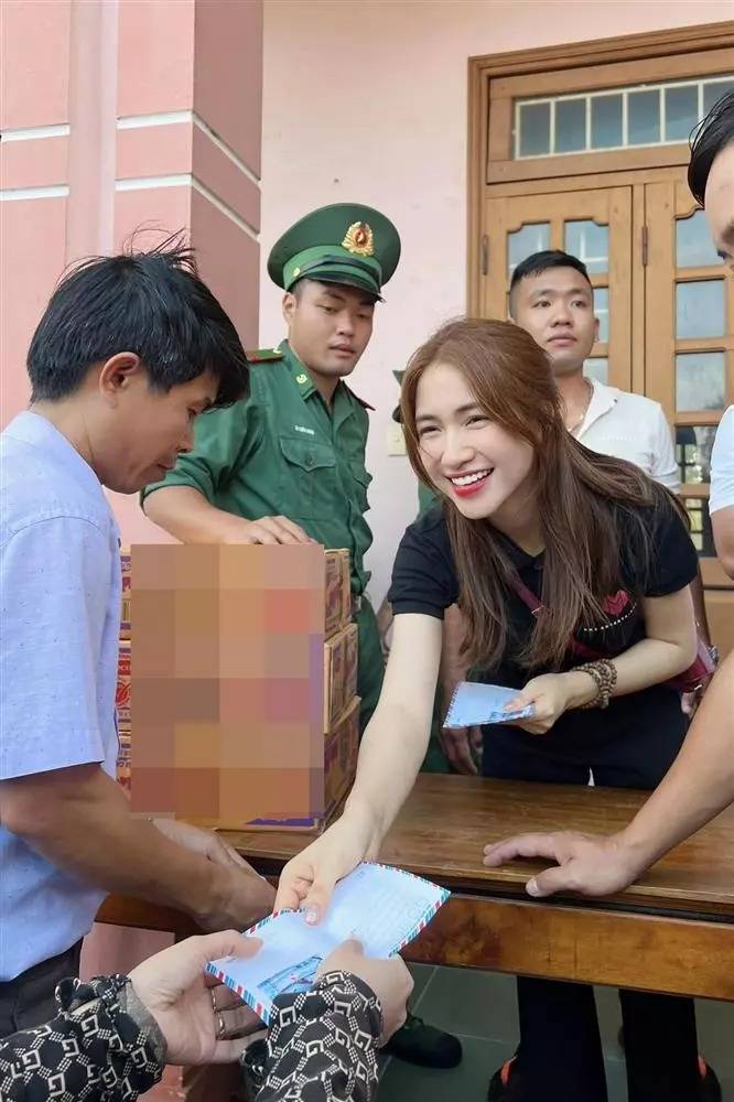 Phan Anh, Thủy Tiên, Đại Nghĩa, Hòa Minzy và dàn sao Việt lên đường vào miền Trung làm từ thiện sau bão Noru