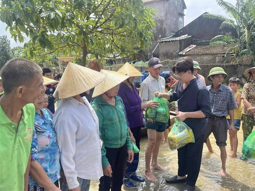 Phan Anh, Thủy Tiên, Đại Nghĩa, Hòa Minzy và dàn sao Việt lên đường vào miền Trung làm từ thiện sau bão Noru