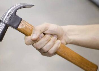 quang ninh nhan vien quay vit dung bua danh vao dau con gai chu quan vi bi tu choi t Quảng Ninh: Nhân viên quay vịt dùng búa đánh vào đầu con gái chủ quán vì bị từ chối tình cảm Quảng Ninh: Nhân viên quay vịt dùng búa đánh vào đầu con gái chủ quán vì bị từ chối tình cảm