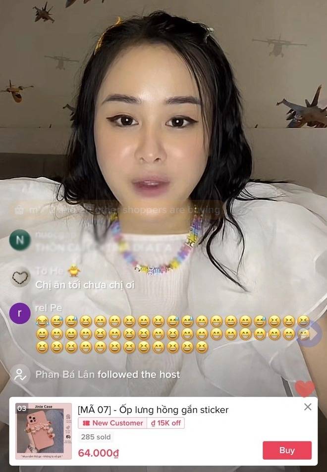 Tài khoản Tina Duong livestream bán hàng trên TikTok Shop, thu về hàng triệu lượt xem