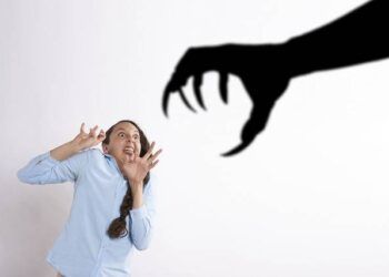 Tại sao chúng ta có phản ứng 'đông cứng' người, đứng chôn chân tại chỗ khi gặp nguy hiểm?