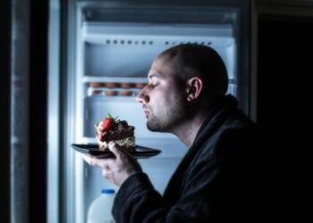 Tại sao những người có thói quen ăn tối muộn dễ tăng nguy cơ béo phì?