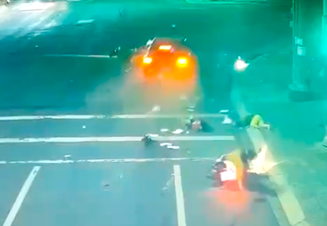 Tài xế ô tô say xỉn, húc văng 3 xe máy đang dừng đèn đỏ