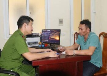 Tạm giữ tài xế lái ô tô gây tai nạn, kéo lê xe máy 2km