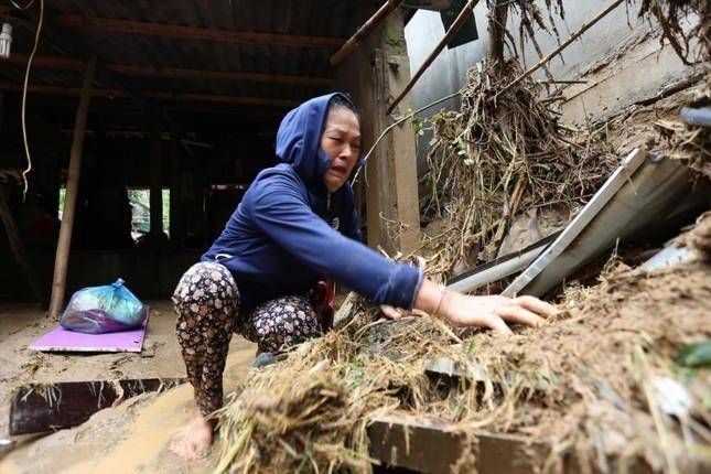 Tặng bằng khen cho 13 cá nhân dũng cảm cứu người, tài sản trong cơn lũ quét