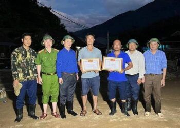 Tặng bằng khen cho 13 cá nhân dũng cảm cứu người, tài sản trong cơn lũ quét