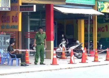 Tên cướp vừa ra khỏi tiệm vàng thì 'chạm mặt' công an đi tuần