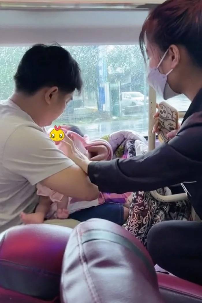 'Thắt lòng' cảnh bố ôm con về quê gửi ông bà nuôi vì mẹ đã bỏ em đi mất rồi