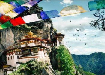 Trải nghiệm mạo hiểm với tu viện cổ nằm cheo leo trên vách đá cao 900m tại đất nước hạnh phúc nhất thế giới