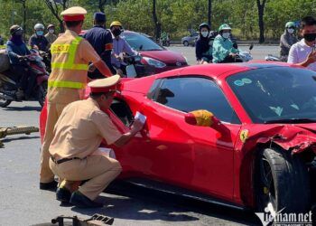 Trích xuất camera thấy người đàn ông bước ra từ ghế lái chiếc Ferrari đâm xe máy