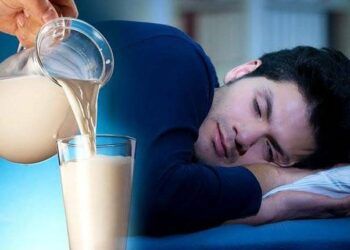 Uống sữa ấm có thực sự giúp bạn dễ ngủ hơn? Sữa lạnh thì sao?