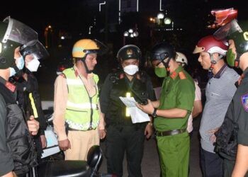 Vi phạm giao thông còn cầm thuốc lá đang hút dí vào mặt công an