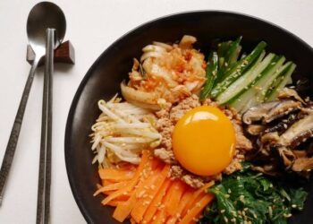 Vì sao đũa kim loại trơn trượt, khó gắp thức ăn nhưng người Hàn lại ưa chuộng dùng suốt hàng thế kỷ?