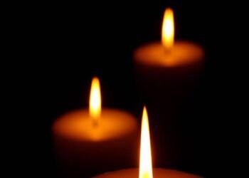 Vì sao khi chúng ta thắp nến, ngọn lửa có hình giọt nước?