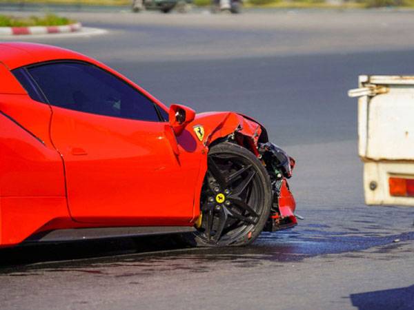 Vụ siêu xe Ferrari 488 tông chết người, xuất hiện ảnh cô gái trẻ ngồi ghế lái