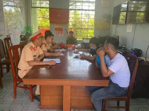 Vừa lái xe bằng chân vừa vái lạy, Vừa lái xe bằng chân vừa vái lạy,