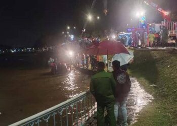 Xác định nguyên nhân bước đầu ôtô 7 chỗ lao xuống hồ Xuân Hương, 2 người chết