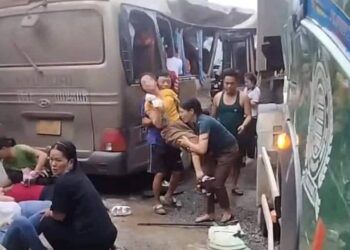 Xe chở công nhân đi làm va chạm với xe đầu kéo, 20 người bị thương