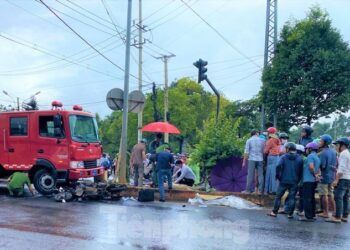 Xe cứu hỏa va chạm giao thông trên đường đi làm nhiệm vụ, một người tử vong