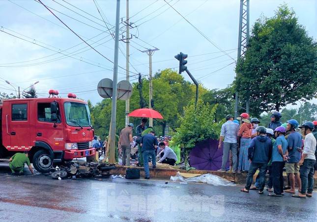 Xe cứu hỏa va chạm giao thông trên đường đi làm nhiệm vụ, một người tử vong