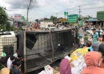 xe tai lat de chet co gai 22 tuoi o dong nai Đồng Nai: Cô gái 22 tuổi bị xe tải chở cám đè tử vong Xe tải lật đè chết cô gái 22 tuổi ở Đồng Nai