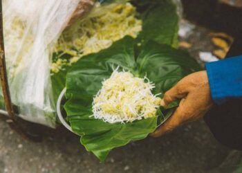 Xôi cốm gói lá sen - món đặc sản nhất định phải thử ở Hà Nội khi mùa thu về