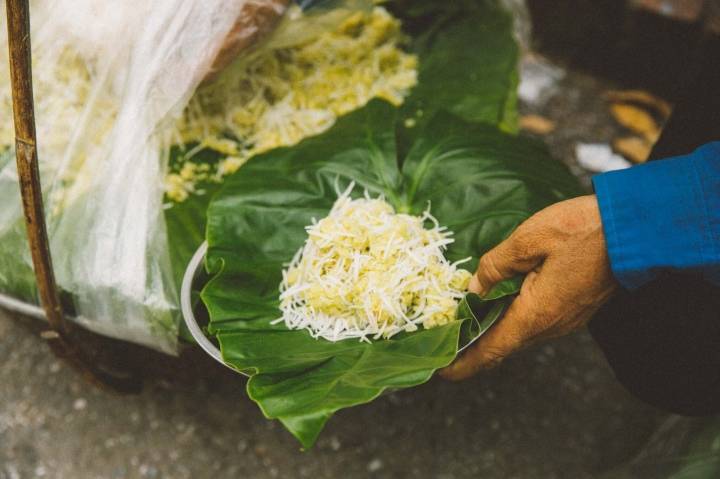 Xôi cốm gói lá sen - món đặc sản nhất định phải thử ở Hà Nội khi mùa thu về