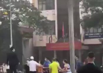 Clip: Cô gái bị 2 thanh niên ‘tác động vậy lý’ vì nghi ôm tiền tỷ bỏ theo trai