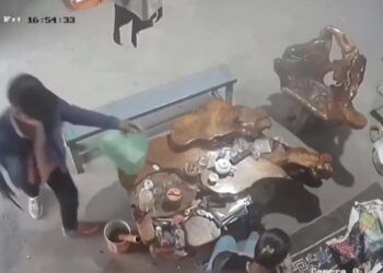 Clip: Cướp cầm dao đâm liên tục vào chủ tiệm tạp hóa ở Hưng Yên