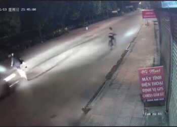 Clip: Người đàn ông đạp xe thể dục cùng vợ thì mất lái bị xe con tông bay lên trời