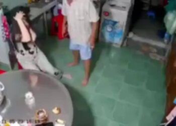 Clip: Phẫn nộ người cha ngang tàn liên tục đấm đá, tát con gái đến chảy máu mũi