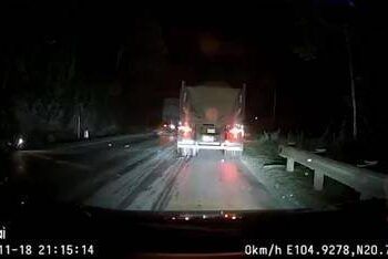 Clip: Tài xế xe tải gây tai nạn còn cố tình chèn qua người nạn nhân