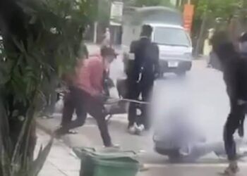 bac ninh tam giu ke con do hanh hung da man nam sinh lop 11 ngay cong truong Bắc Ninh: Côn đồ hành hung dã man nam sinh lớp 11 ngay cổng trường Bắc Ninh: Tạm giữ kẻ côn đồ hành hung dã man nam sinh lớp 11 ngay cổng trường