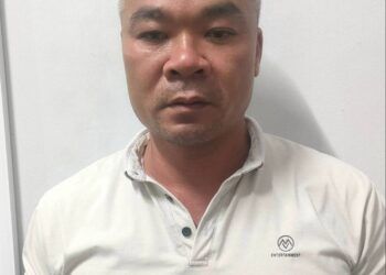 Bạn bố mang súng đến chơi, bé gái 8 tuổi trúng đạn tử vong