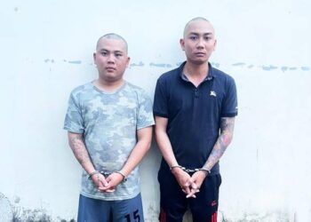 bat hai doi tuong dung dao truy sat phu nu cuop xe may Lâm Đồng: Hai thanh niên táo tợn dùng dao truy sát phụ nữ, cướp xe máy Bắt hai đối tượng dùng dao truy sát phụ nữ, cướp xe máy