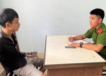 Bé gái đang ngồi trong nhà, bị tên cướp lao vào giật điện thoại