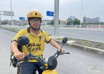 Bỏ học đi làm shipper, chàng trai 26 tuổi nhận ra giá trị việc học, quyết thi đại học lần 2 với số điểm dẫn đầu: Ở thời đại nào học tập cũng là cách tốt nhất