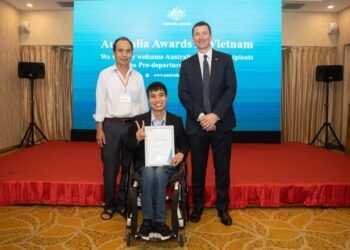 Chàng trai ngồi xe lăn giành học bổng du học Úc