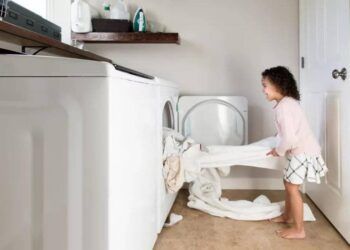 Chiều con đến mấy, bạn nhất thiết phải dạy trẻ 6 kỹ năng dọn dẹp này